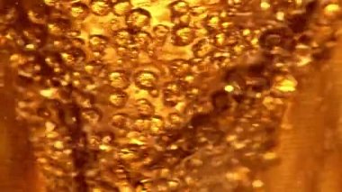 Su sıçratma yağının süper yavaş akışı. Makro soyut çekim. Yüksek hızlı sinema kamerası, 1000fps.