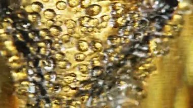 Su sıçratma yağının süper yavaş akışı. Makro soyut çekim. Yüksek hızlı sinema kamerası, 1000fps.