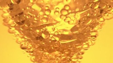 Su sıçratma yağının süper yavaş akışı. Makro soyut çekim. Yüksek hızlı sinema kamerası, 1000fps.