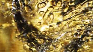 Su sıçratma yağının süper yavaş akışı. Makro soyut çekim. Yüksek hızlı sinema kamerası, 1000fps.