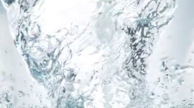 Hortum şeklinde dönen suyun süper yavaş çekimi. Yüksek hızlı sinema kamerası, 1000 fps..