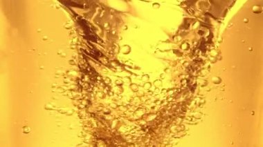 Su sıçratma yağının süper yavaş akışı. Makro soyut çekim. Yüksek hızlı sinema kamerası, 1000fps.