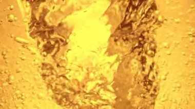 Su sıçratma yağının süper yavaş akışı. Makro soyut çekim. Yüksek hızlı sinema kamerası, 1000fps.