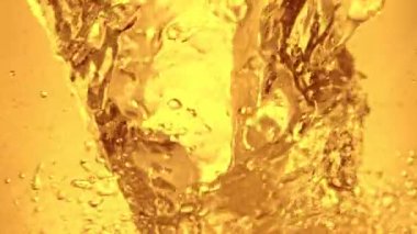 Su sıçratma yağının süper yavaş akışı. Makro soyut çekim. Yüksek hızlı sinema kamerası, 1000fps.