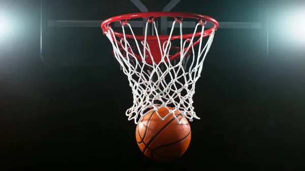 Detail Van Basketbal Die Basket Raakt Geïsoleerd Zwarte Achtergrond — Stockfoto