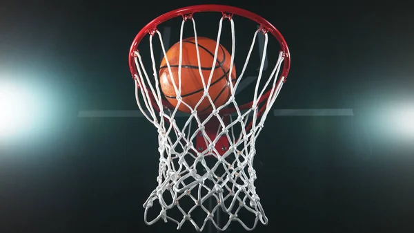 Detail Van Basketbal Die Basket Raakt Geïsoleerd Zwarte Achtergrond — Stockfoto