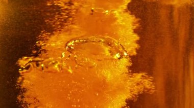 Süper yavaş çekimde makro bardakta bira, yakın çekim. Yüksek hızlı sinema kamerası, 1000 fps..
