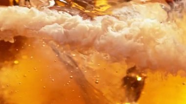 Kasırga şeklinde sütlü kahve içmenin süper yavaş çekimi. Yüksek hızlı sinema kamerası, 1000fps.
