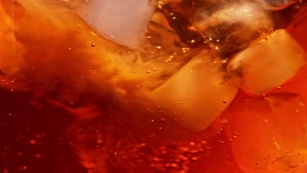 Movimento Super Lento Despejar Leite Bebida Café Gelado Forma Torção — Vídeo de Stock