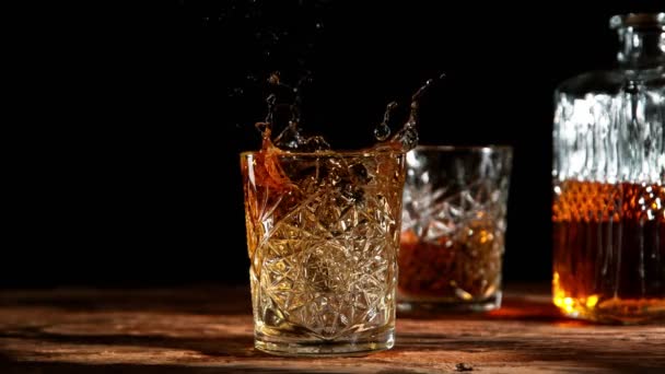 Super Zpomalení Padání Kostky Ledu Whisky Nápoje Umístěný Starém Dřevěném — Stock video