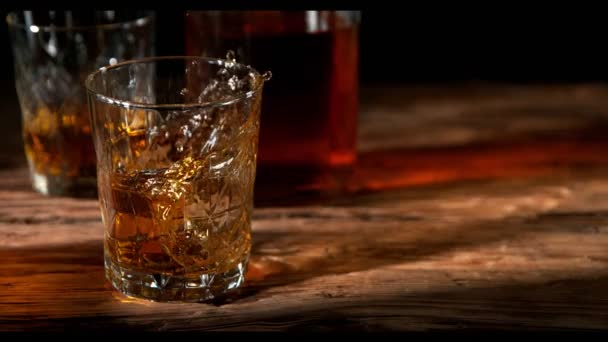 Super Zeitlupe Fallender Eiswürfel Whisky Drink Platziert Auf Einem Alten — Stockvideo