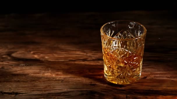 Super Powolny Ruch Spadającej Kostki Lodu Whisky Położone Starym Drewnianym — Wideo stockowe