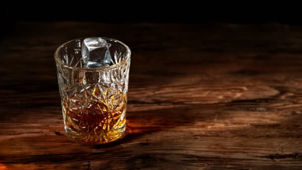 Super Slow Motion Cadere Cubetto Ghiaccio Bevanda Whisky Posizionato Vecchio — Video Stock