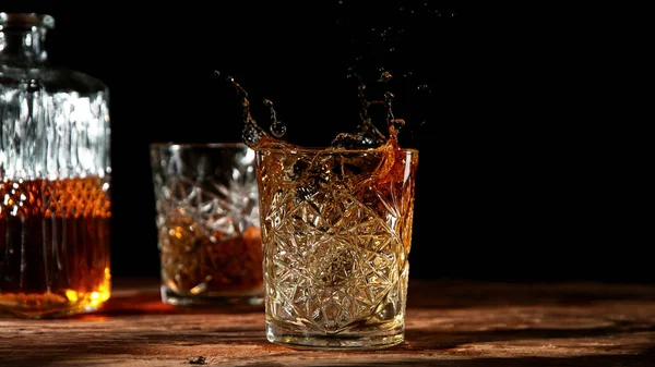 Detalj Att Hälla Whisky Från Glas Serveras Gammalt Träbord — Stockfoto