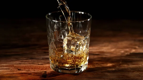 Detalj Att Hälla Whisky Glas Serveras Gammalt Träbord — Stockfoto