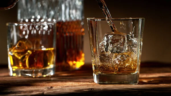 Detail Van Het Gieten Van Whisky Glas Geserveerd Oude Houten — Stockfoto