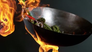 Uçan Asya bifteği ve tavadan sebzeli süper yavaş çekim. Yüksek hızlı sinema kamerası, 1000 fps..
