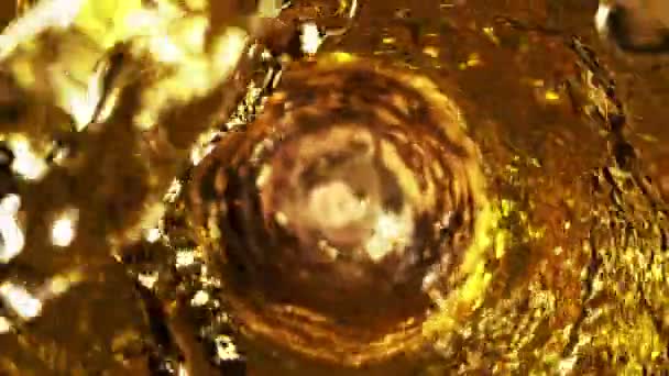 Super Slow Motion Versare Whisky Bevanda Freddo Forma Twister Girato — Video Stock