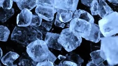 Düşen buz küplerinin süper yavaş çekim gücü siyah arkaplanda ayrılır. Yüksek hızlı sinema kamerası, 1000 fps..