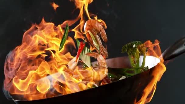 Super Slow Motion Flying Whole Prawns Wok Pan Filmed High — Vídeo de stock