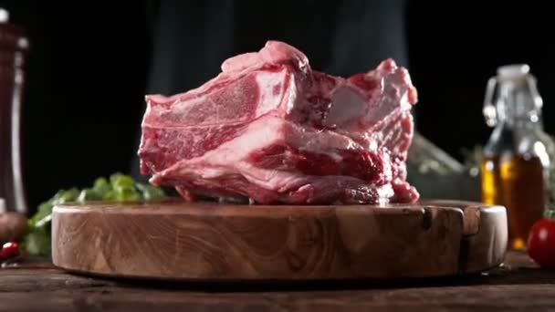 Pezzo Volante Bistecca Manzo Crudo Che Cade Sul Tagliere Preparazione — Video Stock