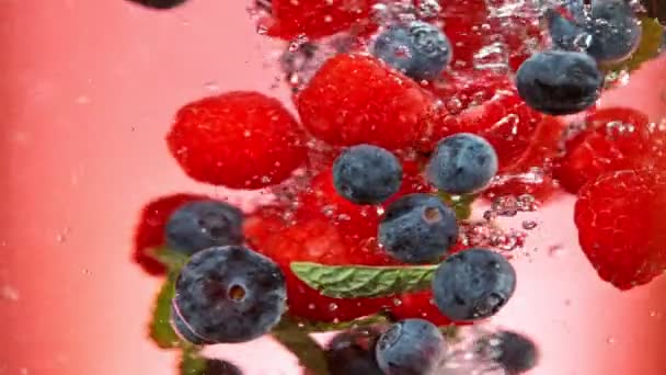 Super Slow Motion Rotating Berries Underwater Red Background Filmed High — ストック動画