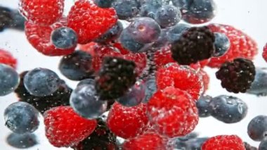 Su altında dönen dutların süper yavaş çekimi. Yüksek hızlı sinema kamerası, 1000 fps..