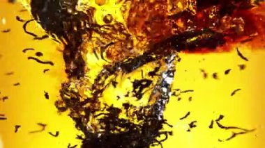 Kasırga şeklinde suya siyah çay dökmek çok yavaş bir hareket. Yüksek hızlı sinema kamerası, 1000fps.