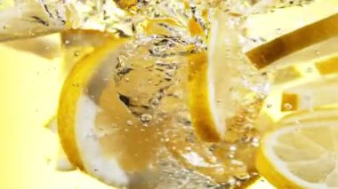 Limon dilimlerinin su altında dönüşümlü süper yavaş çekim gücü. Yüksek hızlı sinema kamerası, 1000 fps..