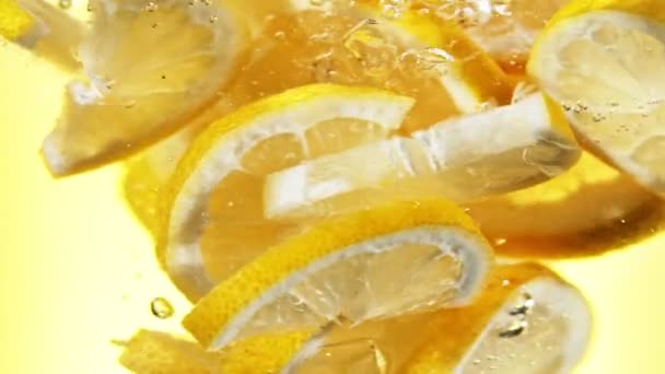 Супер Повільний Рух Обертових Шматочків Лимона Під Водою Знімається Високошвидкісній — стокове відео