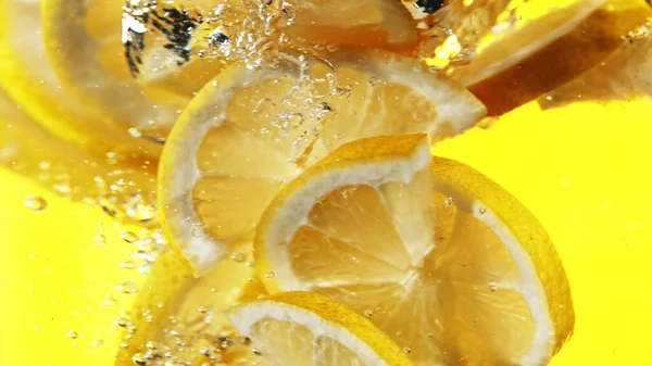 Uzavřete Plátky Citronu Vodě Izolováno Žlutém Pozadí — Stock fotografie