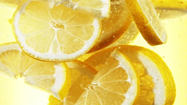 Zitronenscheiben Wasser Schließen Vereinzelt Auf Gelbem Hintergrund — Stockfoto