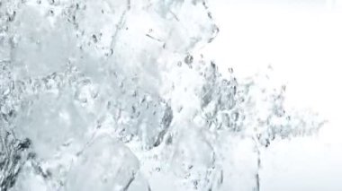 Suda dönen buz küplerinin süper yavaş hareketi. Yüksek hızlı sinema kamerası, 1000 fps. Su altı bileşimi.