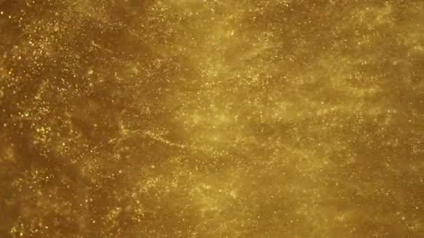 水中で輝く黄金の粒子の超遅い動き 抽象的な豪華なスタイルの背景 高速フィルムカメラで撮影しました — ストック動画