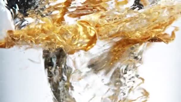 Σούπερ Αργή Κίνηση Περιστρεφόμενης Χρυσής Μπογιάς Στο Νερό Κινηματογραφήθηκε Κάμερα — Αρχείο Βίντεο