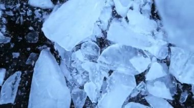 Siyah zemin üzerine düşen buz parçasının süper yavaş çekimi. Yüksek hızlı sinema kamerası, 1000 fps..