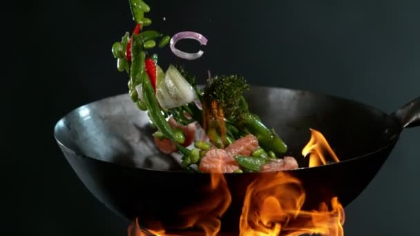 日本産のアジア野菜とサーモン肉を飛ばす超スローモーション 高速フィルムカメラで撮影しました — ストック動画