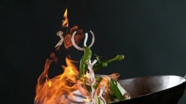 Karideslerle uçan Asyalıların süper yavaş çekimi. Yüksek hızlı sinema kamerası, 1000 fps. Hız rampası etkisi.