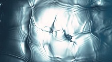 Su yüzeyini dalgalı şekillerde karıştırmak için süper yavaş çekim. Yüksek hızlı sinema kamerası, 1000 fps..