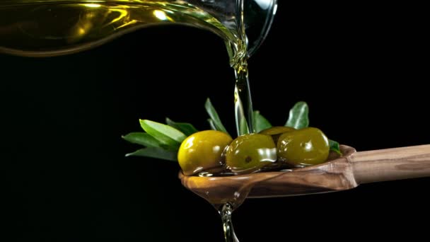 Super Slow Motion Pouring Oil Olives Spoon Filmed High Speed — стоковое видео