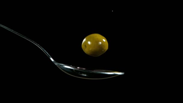 Super Slow Motion Falling Olive Spoon Splashing Filmed High Speed — Stockvideo