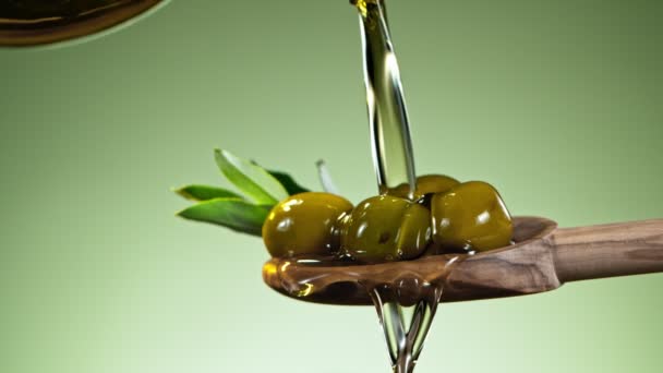 Super Slow Motion Pouring Oil Olives Spoon Filmed High Speed — Vídeo de Stock