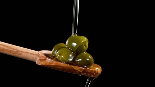 Super Slow Motion Pouring Oil Olives Spoon Filmed High Speed — Stock Video
