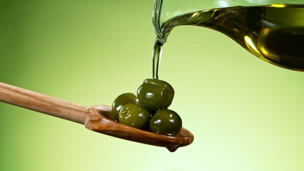 Super Slow Motion Pouring Oil Olives Spoon Filmed High Speed — Vídeos de Stock