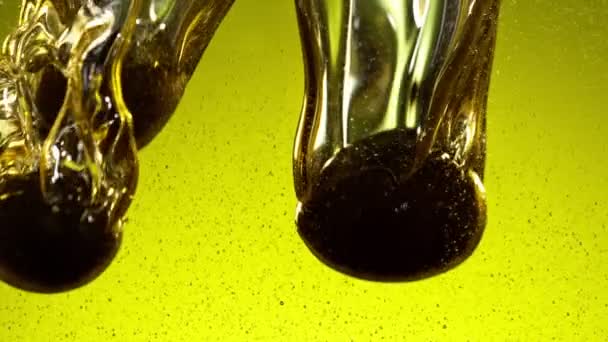 Супер Повільний Рух Падіння Чорних Оливок Олію Знято Високошвидкісній Кінокамері — стокове відео