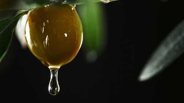 Olivenöltropfen Aus Grünen Olivenbeeren Aus Nächster Nähe Makroschuss Frisch Gepresstes — Stockfoto