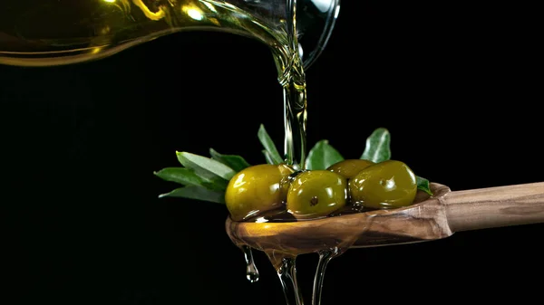 Makrorskudd Helle Olivenolje Grønne Oliven Med Blader Plassert Treskje Isolert – stockfoto