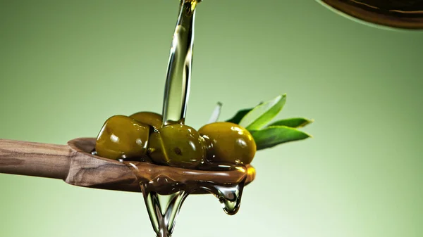 Makroaufnahme Des Gießens Von Olivenöl Auf Grüne Oliven Mit Blättern — Stockfoto