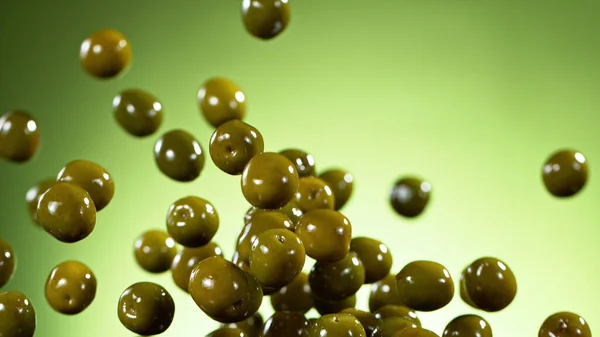 Movimento Congelamento Delle Olive Verdi Volanti Isolate Fondo Verde — Foto Stock