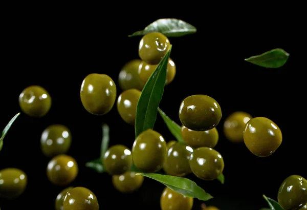 Movimento Congelamento Delle Olive Verdi Volanti Con Foglie Isolate Fondo — Foto Stock